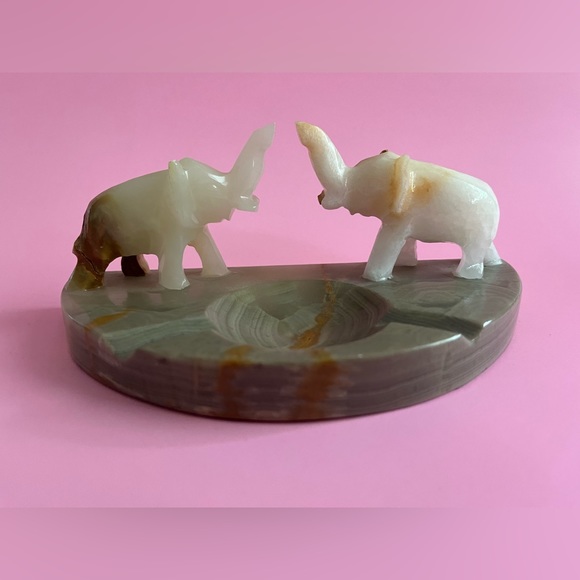 Vintage carved stone elephant ashtray in excellent condition - Picture 2 of 5